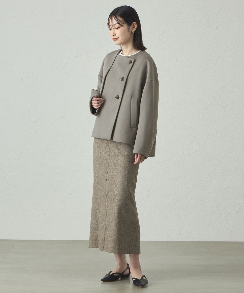 【コート】ふくらみ感とハリが両立したポンチ素材を使用したショートコート。
軽さがありながらも、しっかりした素材なので暖かさと着心地の良さが特徴です。
丸みのあるシルエットと主張しすぎないデザインで、さっと羽織りやすいアウターです。