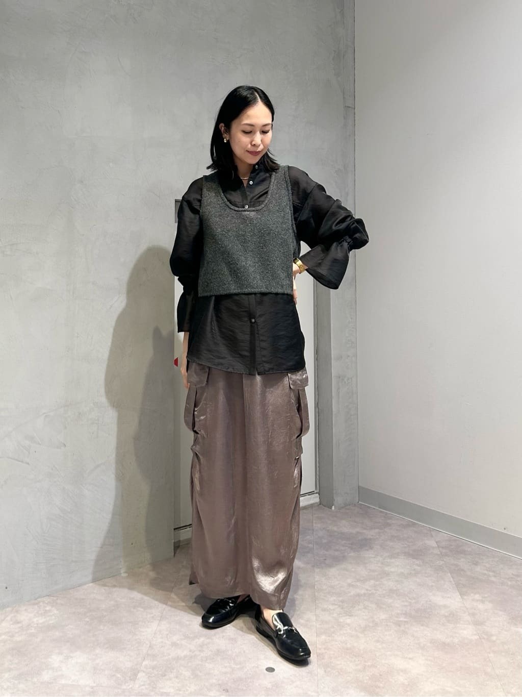 秋らしいレイヤードコーディネートです♪ ニットベストはお手持ちのアイテムにプラスすると雰囲気がぐっと変わりおすすめです◎前後2wayで楽しめます！スカートは実際に見た方がもう少し緑が入った色合いで光の角度によって少し変化して見える絶妙なカラーです！【モデル身長：161cm】