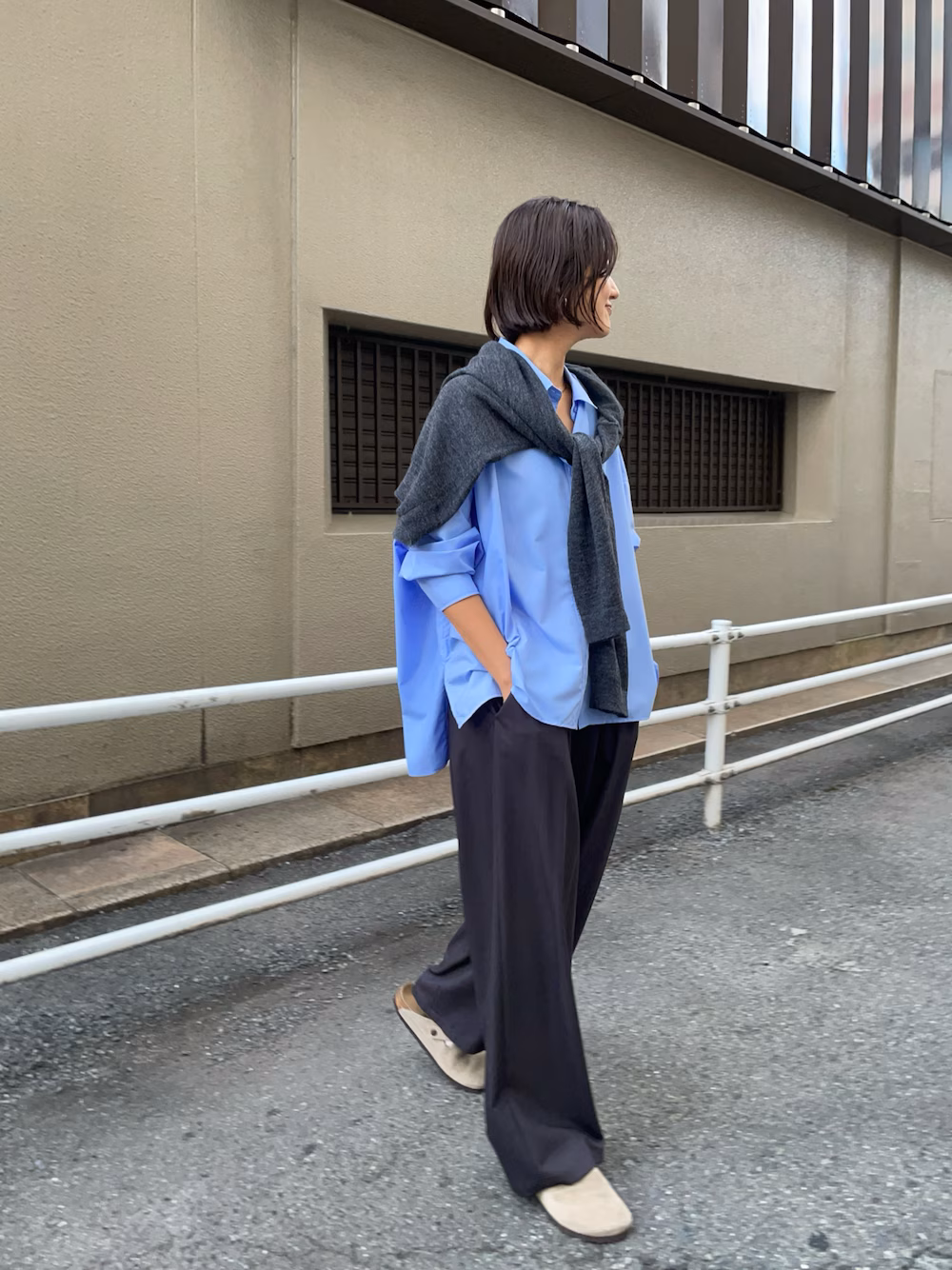 着こなしに抜け感と着映えが叶う、ドルマンスリーブシャツ。
しなやかでハリのある素材が、品の良い大人のカジュアルスタイルを叶えます。