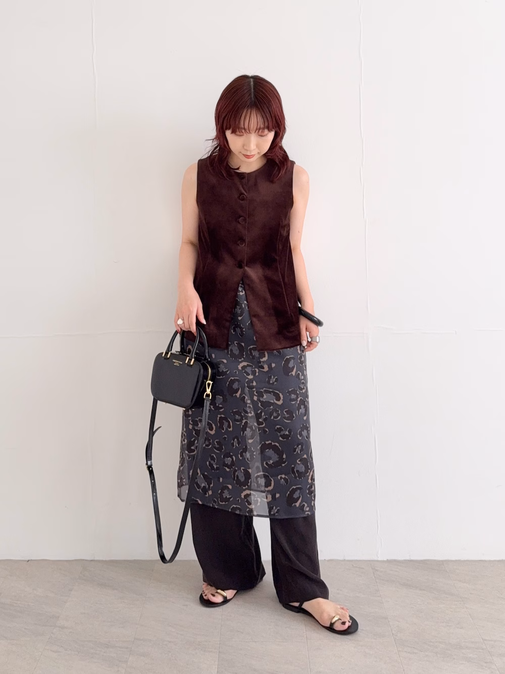 【トップス】
秋らしいベロア素材のノースリーブ。
今の時期はこのままで、涼しくなればシアーのインナーや薄手のニット合わせも可愛いです◎