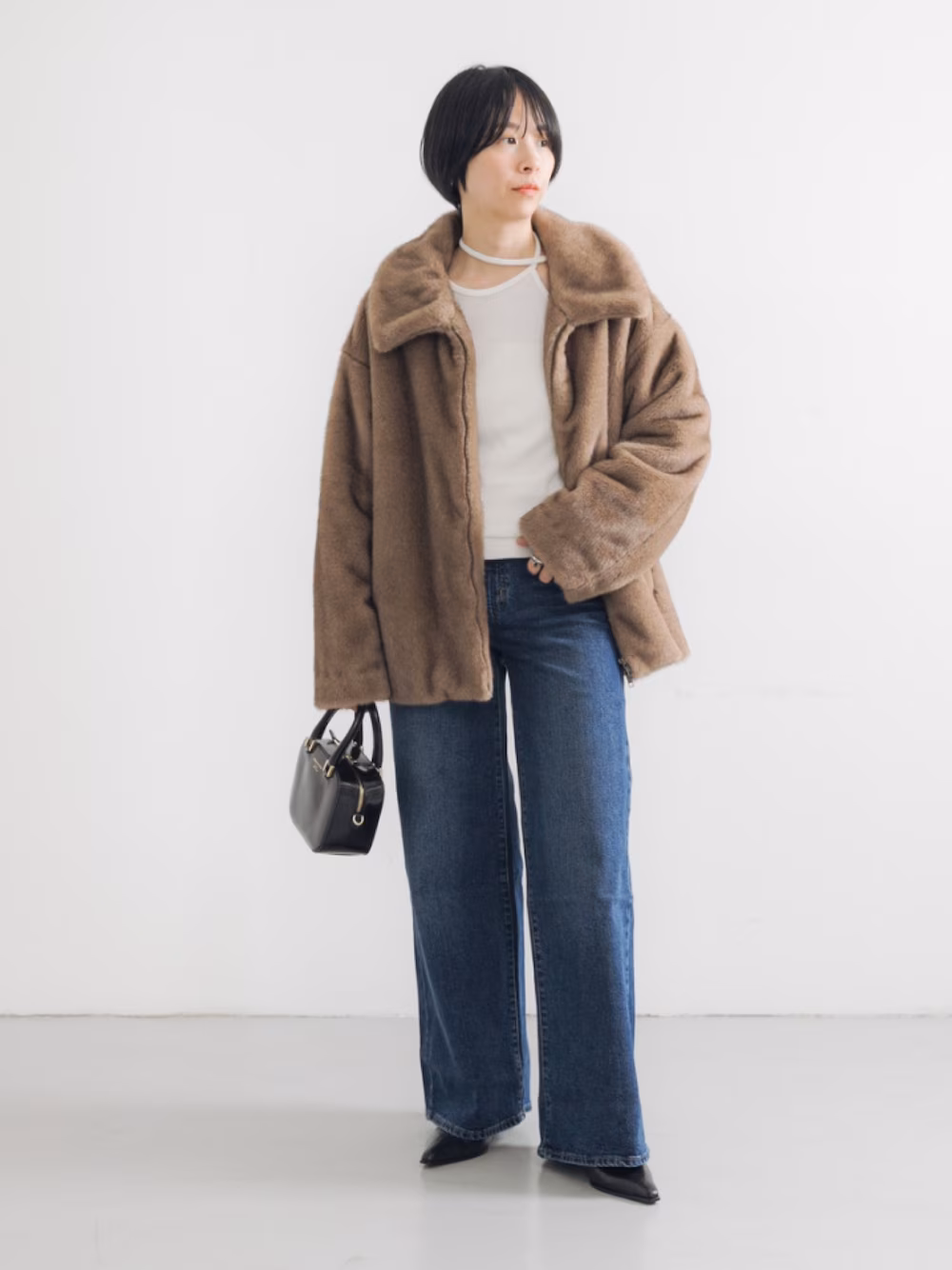 上品なミンクライクファーが目を引く、トレンド感あふれるアウター。
本物のミンクのようななめらかな光沢と柔らかな肌触りが、冬のコーディネートを格上げします。