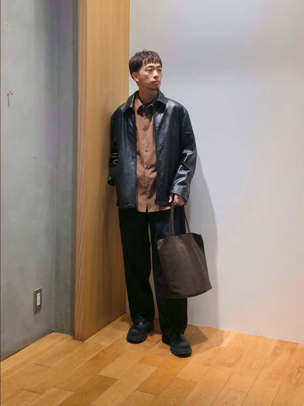 ベーシックなデザインに、現代的な機能性を詰め込んだシャツが登場。
コットンライクなナチュラルな風合いでありながら、速乾性や防シワ性、抗ピリング性といった多機能なメリットを併せ持ちます。