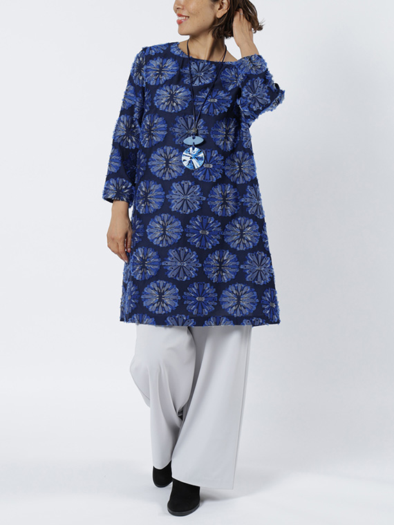 パッと目を惹くフラワージャガードのチュニックをライトグレーのワイドパンツと合わせたコーディネートです。落ち着いた深みのあるカラーで秋らしいお出かけスタイルです。
モデル身長：162cm