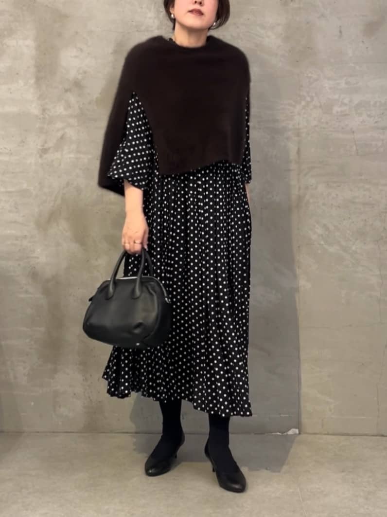 160cm ストレート イエベ春
 ワンピース：1サイズ着用
胸元にギャザーがたっぷり入った、
ちょっと特別なワンピースに
ふんわり軽やかなファーニットポンチョを
ふわり。

ストールみたいにさっと羽織れて
でも、
ちゃんと“仕上がってる感”が出せるのが
うれしいところ。

ワンピースのドット柄を
ブラウンのやわらかさがぐっと引き立ててくれて
気負わず、でも上品にまとまる組み合わせです◎