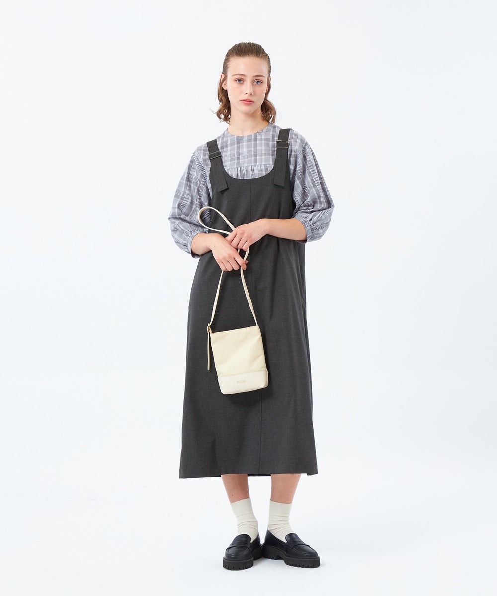 一枚で二度楽しめる前後着用可能なジャンパースカート。
深めの丸首を前面にすると、カジュアルな印象に。スクエアネックを前面にしてキリっとした雰囲気で着こなしたりと、様々なコーディネートが楽しめます。