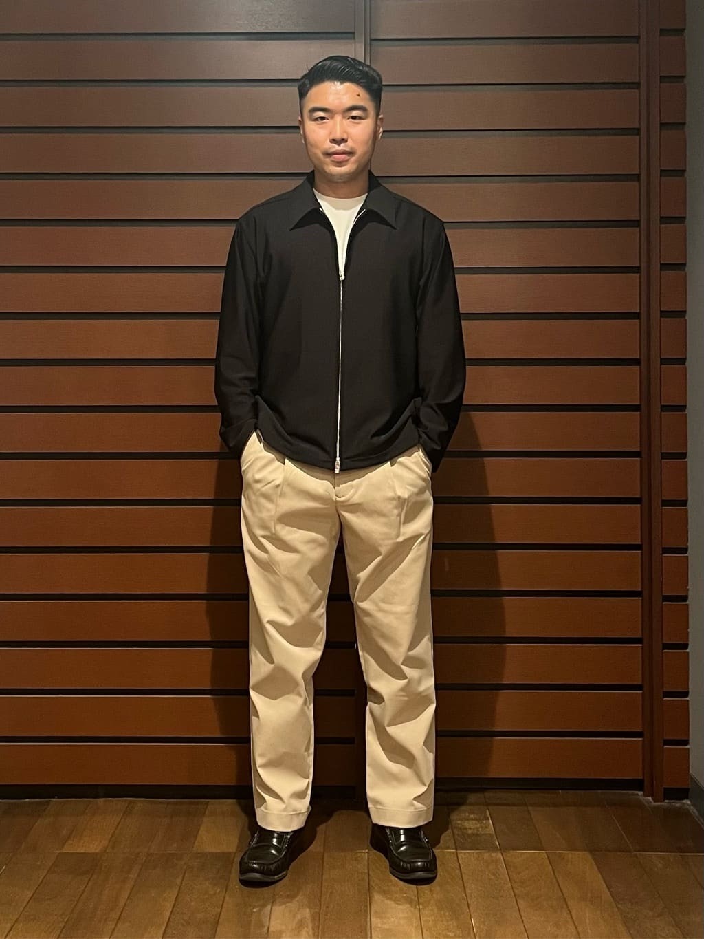 ゆったりシルエットのスイングトップ。フルジップ仕様で一枚バサっと羽織るのにおすすめのアイテムです。またウォッシャブル対応なので、お手入れもしやすく端境期の時期にオススメです。
パンツもブルゾンに合わせてゆったりめのシルエット合わせることで、リラックススタイルでお使い頂けます。【モデル身長：177cm】