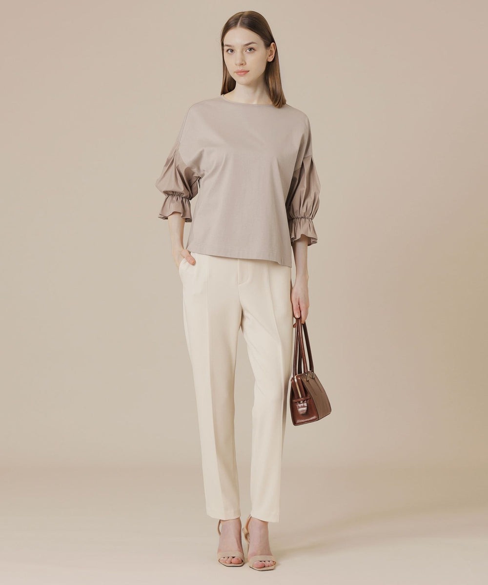 【トップス】身頃と袖に異素材を組み合わせた六分袖プルオーバー。ジャージ素材の着やすさと、繊細な生地の風合いを生かしたタックギャザーのボリューム袖がポイント。袖口はゴム仕様で袖シルエットの調節ができます。【パンツ】ゆとりのあるトップスとのコーディネートに活躍します。