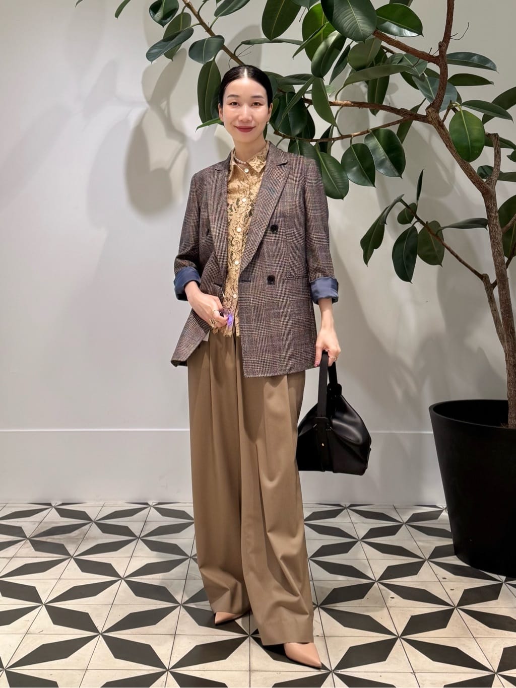 身長158㎝　グレンチェックのダブルジャケットに、華やかなレースシャツを合わせた上品なスタイリング。
クラシカルな柄のジャケットに透け感のあるレースを重ねることで、メンズライクな雰囲気に女性らしい華やかさをプラスしています。

ボトムは落ち感のきれいなワイドパンツを合わせ、シルエットにリラックス感を演出。
ベージュトーンでまとめることで、レースの繊細さが引き立ちつつ、ジャケットとの調和も美しくまとまります。
