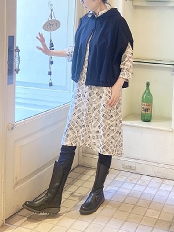 フード付きのパサッと羽織れるショートジャケットとプリントのシャツワンピースを合わせたコーディネートです。この上にコートも着れるので、秋・冬・春・・・3シーズンOK！の使えるコーディネートです。
モデル身長：161cm