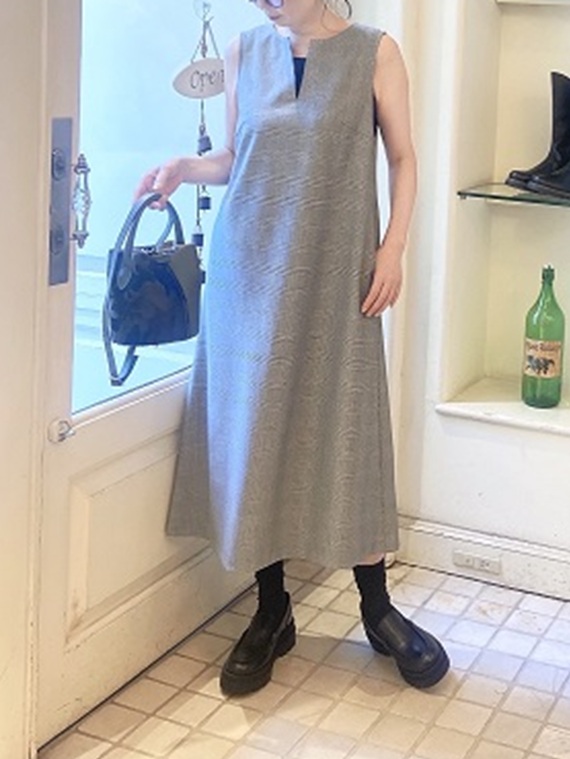 タテヨコ２方向にストレッチする機能性の高いギャバ素材のジャンパースカートは、きちんと感もあり、合わせ方次第で色々楽しめるシンプルさもうれしいアイテム！首元のっすっきり見えするVネックを活かしたコーディネートです。足元や小物から秋を取り入れて。
モデル身長：161cm