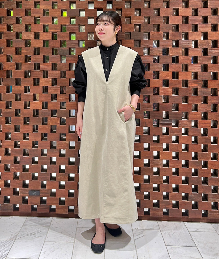 ハリのあるフェイクスエードで直線的なラインが際立つワンピース。深いVカットが顔まわりをすっきりと見せてくれて、インナー次第でさまざまな表情を楽しめます。バックに分量を持たせ、スリットも入っているので足さばきよく着ていただけます。

ワンピース：着用サイズ/2(M)
シャツ：着用サイズ/2(M)
身長:159cm
