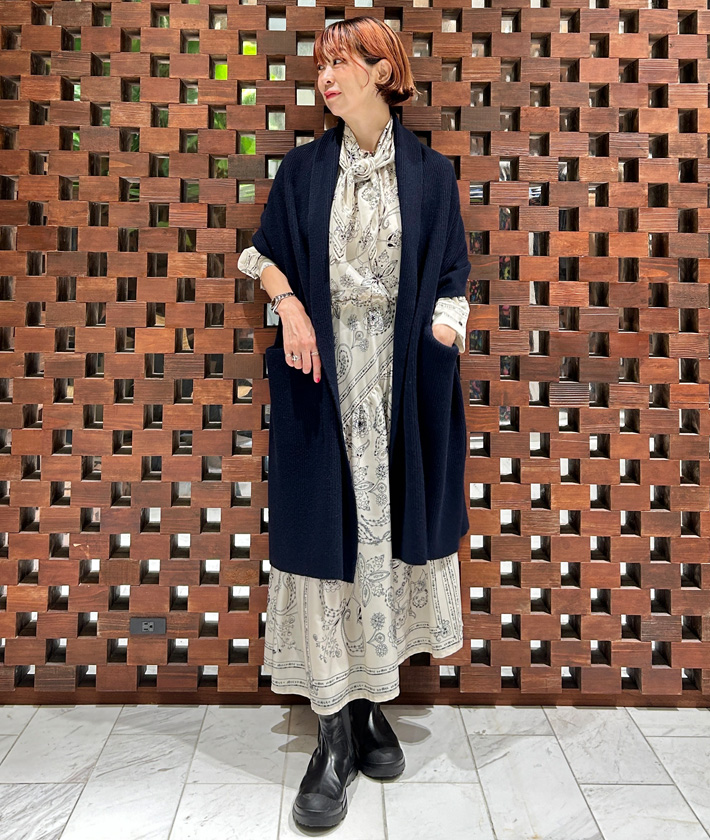 大判のストールをさらりと巻いて、深まる秋への準備は万端。着脱のしやすいストールは気温の変化が大きいシーズンに大活躍。肩をしっかりと覆ってくれるので冬になってもあたたかく包み込んでくれます。深みのあるネイビーは、知性と上品さを兼ね備えたカラー。

ストール：着用サイズ/2(M)
ワンピース：着用サイズ/2(M)
身長:164cm