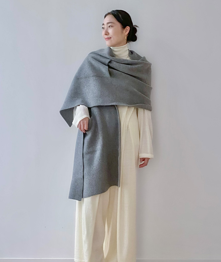 上質なウールにカシミヤをミックスした、ふっくらとした風合いのラムウールストール。ニットらしい膨らみを持たせたミドルゲージで、羽織るだけでリュクスな存在感を放ちます。両端にはスラッシュポケットをあしらい、肩に掛けた際に両手を入れられるデザインに。アウターの代わりとしても活躍し、季節の変わり目に重宝する一枚です。 ラグジュアリーなリラクシングスタイルを叶えるニットセットアップ。軽やかな着心地のオーストラリア産メリノウールを使用し、センタースリットの効果で動くたびに揺れ動くさまが優雅な印象に。

ストール：着用サイズ/2(M)
ワンピース：着用サイズ/2(M)
パンツ：着用サイズ/2(M)
身長:165cm