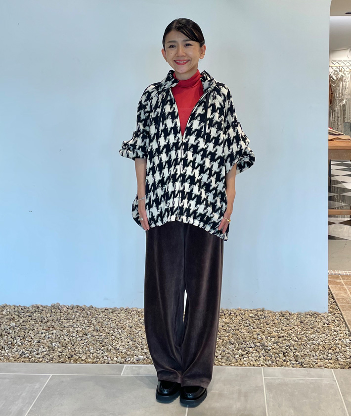 ジャカード織りの陰影で奥行きを出した千鳥柄のブルゾン。襟元はギュッと絞るとフリルのように顔まわりを引き立ててくれます。インナーにはオレンジをのぞかせてアクセントに。柔らかな素材感なので秋のはじまりに羽織りやすい一着です。

ブルゾン：着用サイズ/2(M)
プルオーバー：着用サイズ/2(M)
パンツ：着用サイズ/1(S)
身長:149cm