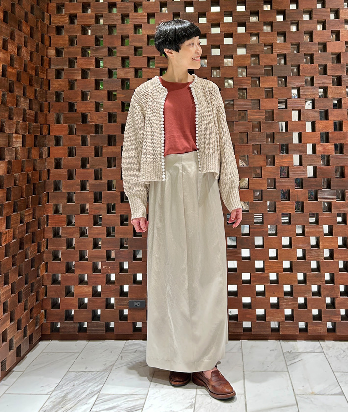 カーディガン＆スカートを柔らかなワントーンでまとめて、インナーのブリックカラーを差し色にした秋の気分高まる着こなし。一日の気温差が激しいので脱ぎ着がしやすいカーディガンと薄手のトップスが重宝します。

カーディガン：着用サイズ/2(M)
プルオーバー：着用サイズ/2(M)
スカート：着用サイズ/2(M)
身長:158cm