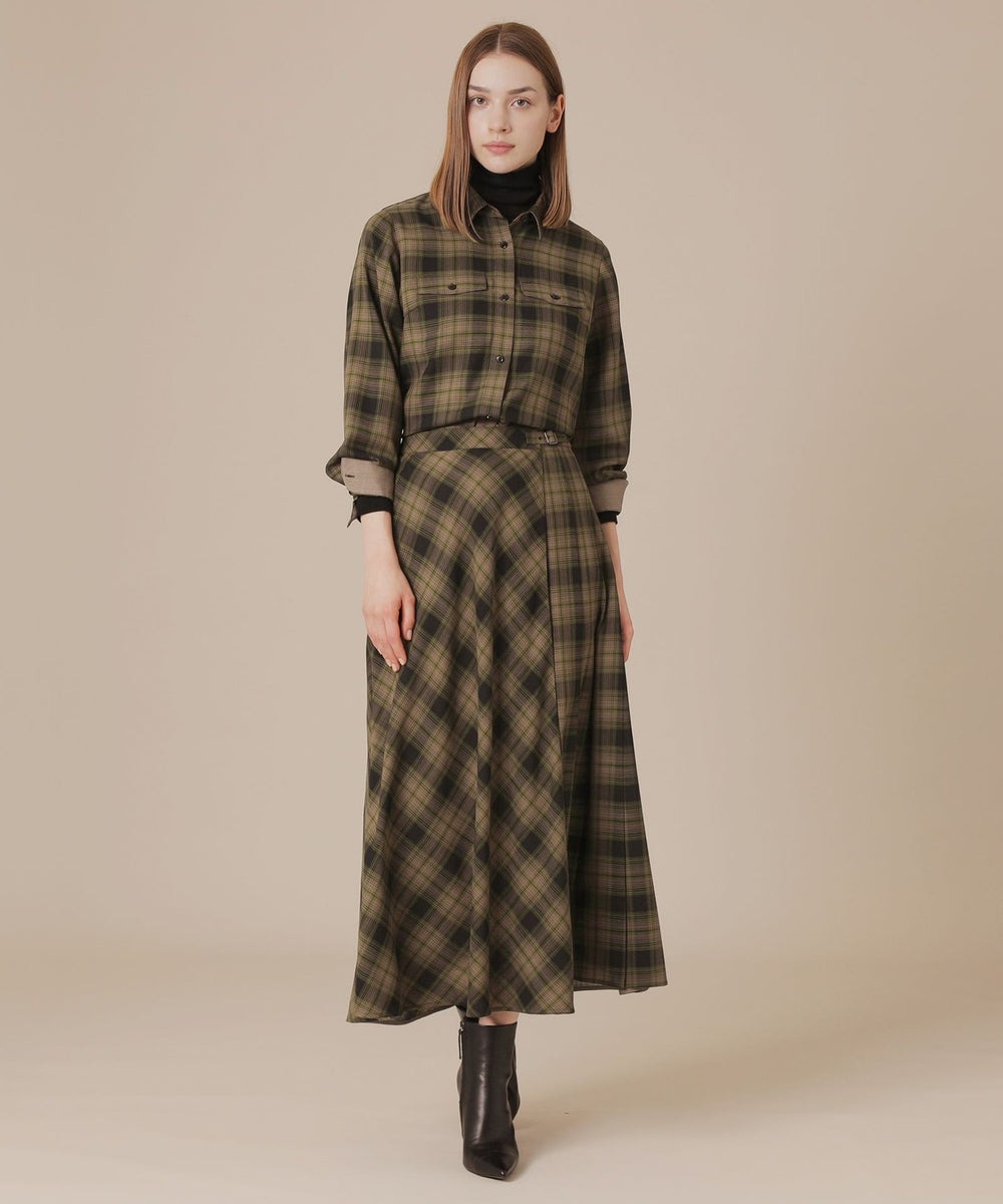 【トップス】シアーなウォッシャブルウールのブラウスです。季節の変わり目にはフロントを開けて羽織ブラウスとしても活躍します。薄手で毛羽を抑えた綺麗な表情に、ウールの温かみとふくらみのある風合いも特徴です。