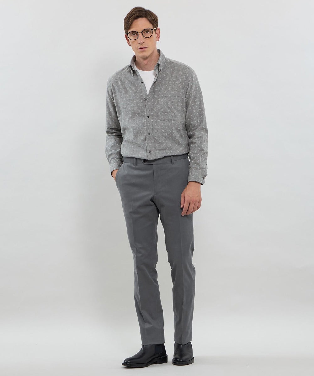 【ブラウス】オリジナルで作成したペイズリー柄のプリント生地を使用しています。良質な細番手のメランジコットンをやや甘めの密度で織り、起毛加工を施すことでふんわりとした肌ざわりが特徴です。