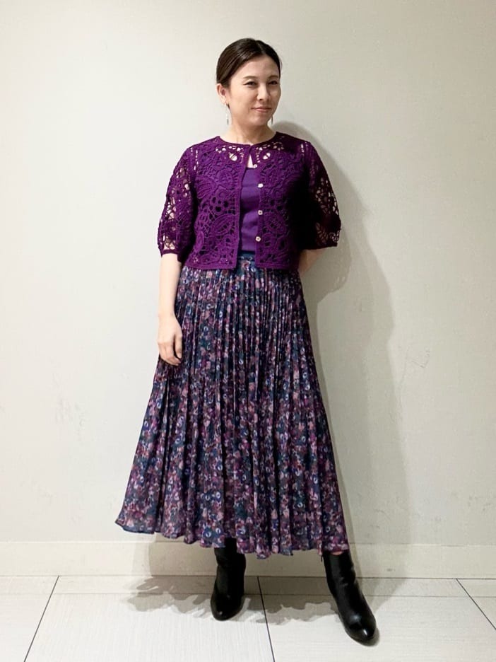 五分袖のレイヤードニットとプリントプリーツスカートです。ニットは羽織りとしてもお召しいただけます。コットンレースが印象的で着回しの効く1着です。スカートは控えめな小花柄で上品に揺れる素材感がこれからの季節にもピッタリです。【モデル身長：154cm】