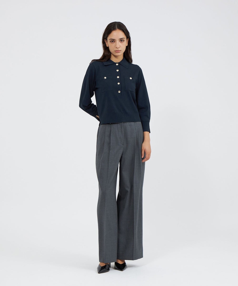 【トップス】つや消し糸を使用したマットな質感の素材です。今年らしい襟付きデザインに、上品な金ボタンがエレガントなアクセントとなっています。ボトムスを選ばず、デイリーからきれいめスタイルまで幅広く活躍します。