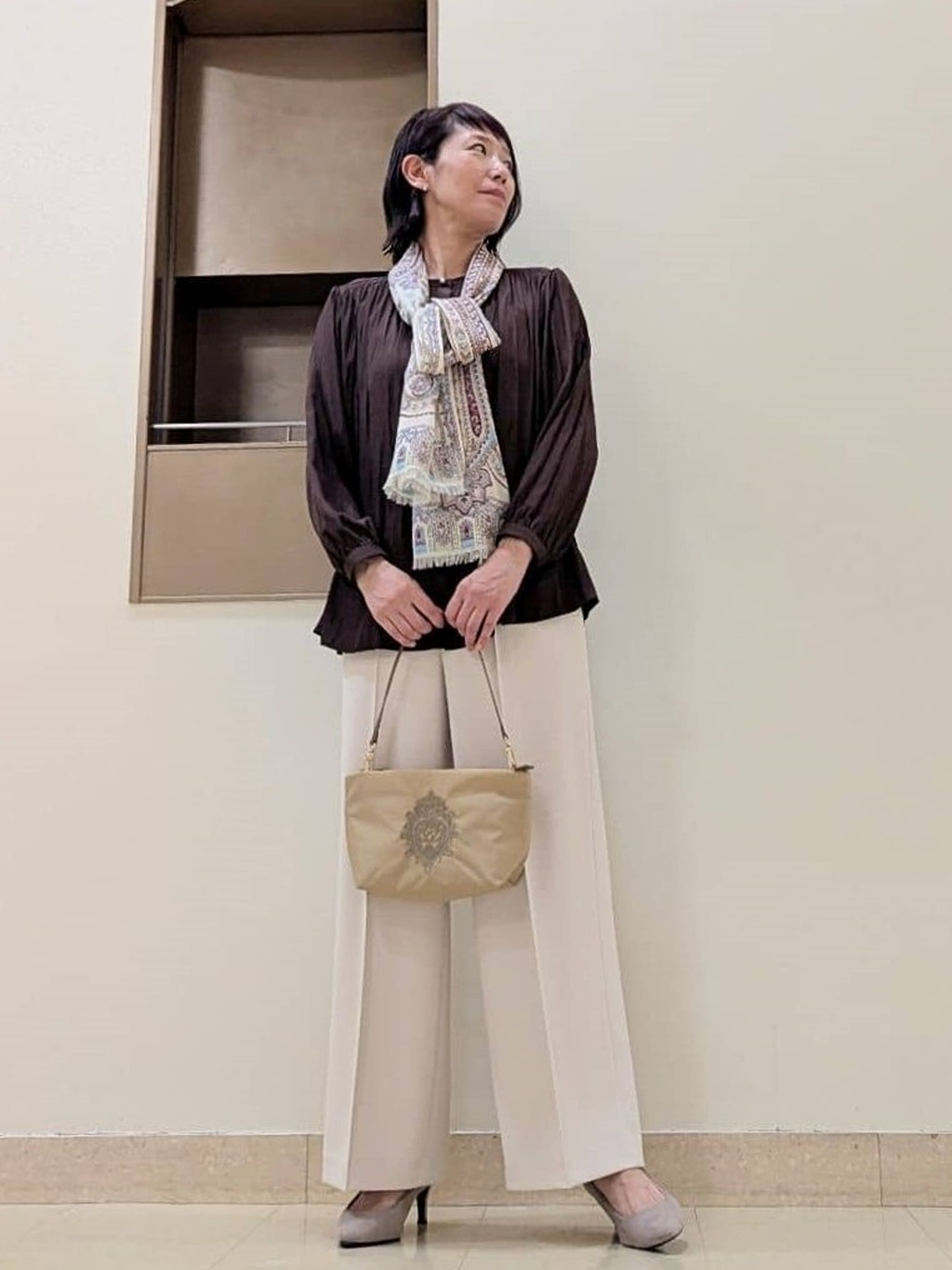 ギャザーディテールが素敵なブラウスは、オン・オフと着回せる優秀アイテムです。パールボタンがさり気ないアクセントに。毎シーズン人気のイタリア　ビンダ社のペイズリーストールで華やかさをプラス。 通勤・お出掛けにオススメのコーディネートです【モデル身長：163cm】