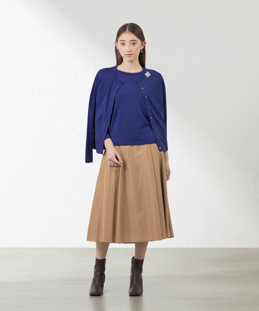 【スカート】タックデザインのフレアスカートです。光沢感が美しく、ハリ感のある素材でふんわりと広がるシルエットのフレアスカート。程よい分量で、様々なトップスに合わせやすく着回し力抜群のスカートです。