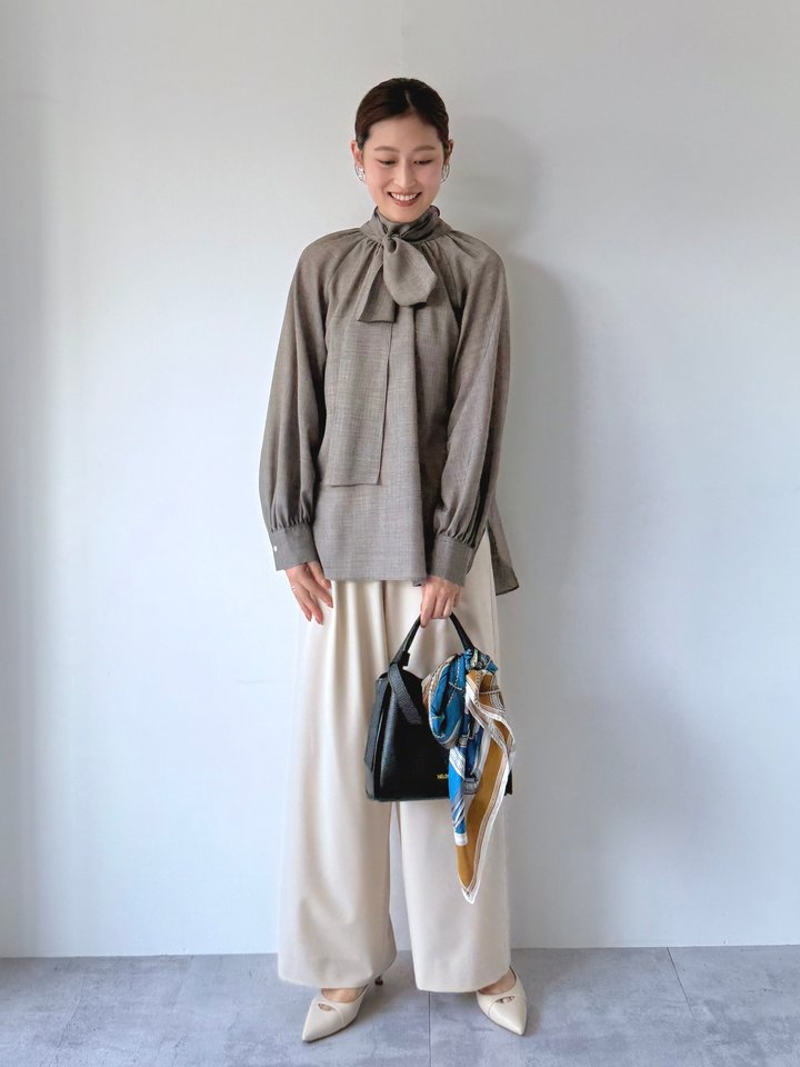 身長：163cm / 普段サイズ：36or38
骨格ストレート/ブルベ夏
Instagram「@koka_ships」

■着用アイテム：ブラウス
着用サイズ：ONESIZE
サイズ感：ほどよくゆとりがあります。衿はリボンになっているので、ゆるくしたりきつくしたり調整が可能です。
着心地：ウール混ですが、チクチク感は気になりませんでした。若干のシアー感があり軽やかに着られます。

■着用アイテム：パンツ
着用サイズ：ONESIZE
サイズ感：ウエスト総ゴムで楽な履き心地です。着丈は38サイズで床に擦らず安心感があります。
着心地：シワになりにくく、長時間の着用も安心です。またシーズン問わず使えてトップスを選ばない万能パンツです。