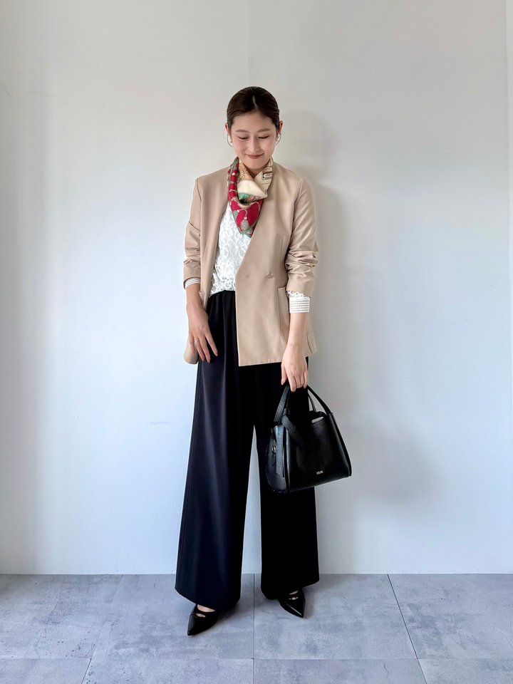 身長：163cm / 普段サイズ：36or38
骨格ストレート/ブルベ夏
Instagram「@koka_ships」

■着用アイテム：ブラウス
着用サイズ：ONESIZE
サイズ感：ジャストサイズです。ジャケットやジャンパースカートなどインナーとして活躍します。
着心地：ほどよいゆとりがあるため、窮屈感はありません。袖口がゴム仕様で袖がまくりやすくなっています。

■着用アイテム：パンツ
着用サイズ：38
サイズ感：ウエスト総ゴムで楽な履き心地です。着丈は38サイズでフラットシューズの時でも床に擦りませんでした。 
着心地：シワになりにくく、長時間の着用も安心です。またシーズン問わず使えてトップスを選ばない万能パンツです。