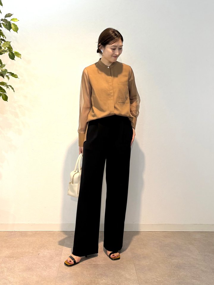 身長：163cm / 普段サイズ：36or38
骨格ストレート/ブルベ夏
Instagram「@koka_ships」

■着用アイテム：シャツ
着用サイズ：ONESIZE
サイズ感：ジャストサイズです。ほどよくゆとりがあります。 
着心地：身ごろは落ち感のある素材でさらっとまとわりつかず、軽やかな着心地です。袖はオーガンジーで透け感があり、暑い季節でも快適に着られます。

■着用アイテム：パンツ
着用サイズ：38
サイズ感：ウエストうしろはゴムになっており長時間履いていても安心です。着丈は前がワンクッションありちょうど良いです。脚長効果があります。
着心地：ストレッチが効いていて肌あたりが柔らかく履いていて心地よいです。軽いので、程よく落ち感がありすっきりとしたシルエットで着用できます。