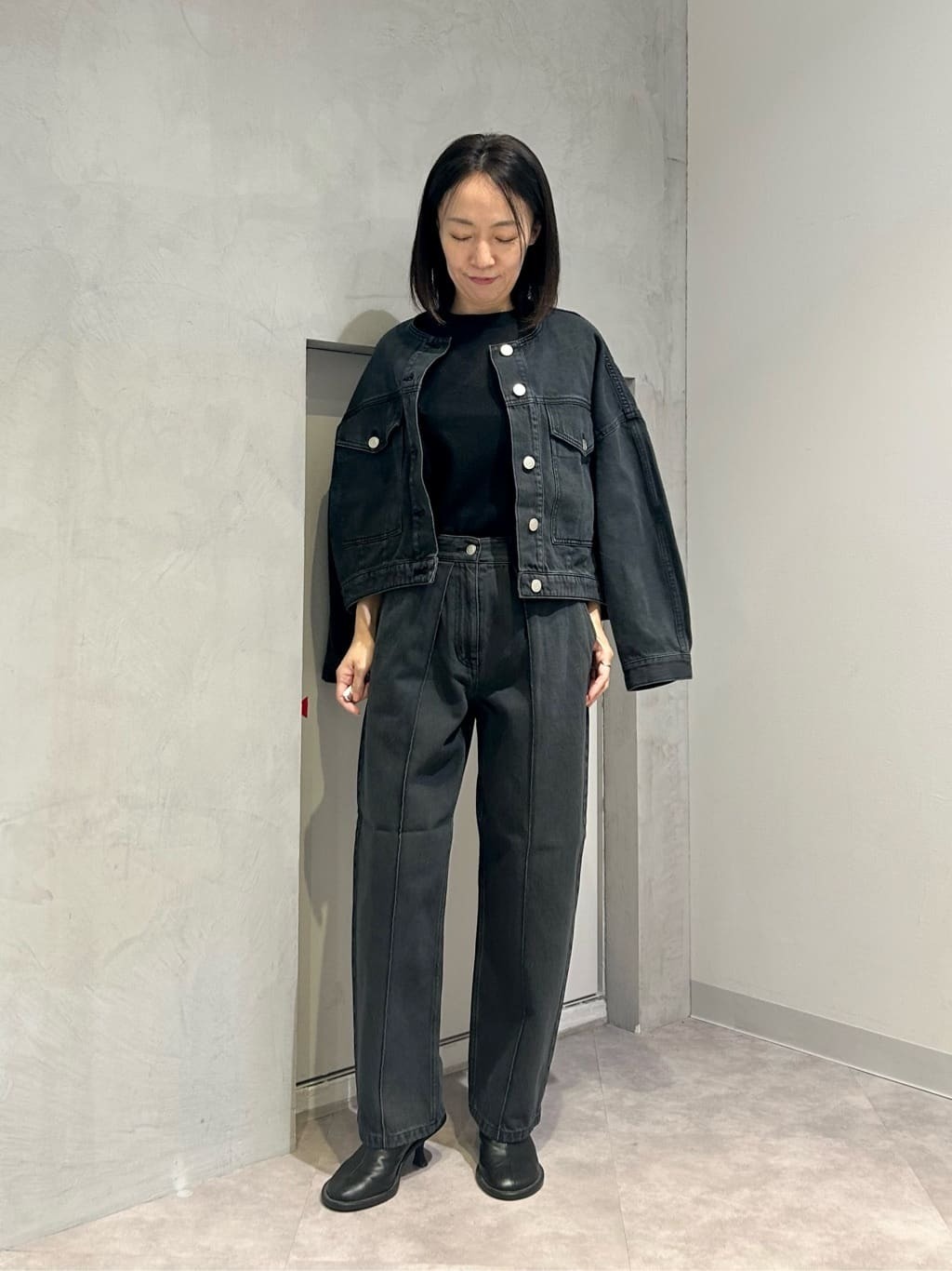 上下で合わせるとカジュアルながらも大人モードな印象に仕上がります。見た目よりも柔らかく、着心地が良い素材です。ブルゾンはゆったりしていて、ボリュームのある袖がポイント。ノーカラーなので襟付きのアイテムとも相性が◎です。パンツは大胆なタックとステッチが脚をきれいにみせてくれます。【モデル身長：155cm】