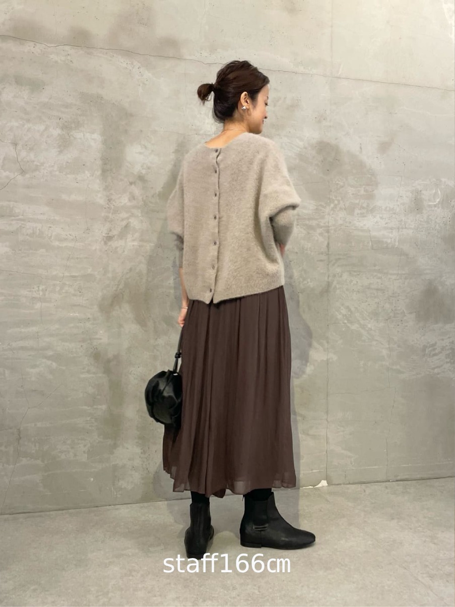 166cm ウェーブ イエベ秋
 
【ニット】Fサイズ
後ろボタンがアクセントになるFOXニット。
すっきりした着丈なのでボトムを選ばずバランスが取りやすいです。


【パンツ】1サイズ着用
スカート見えするシフォンパンツ。
ニットやアウターで重たくなる時期も軽やかな印象に。
166cmでふくらはぎにかかる長さです。


【ブーツ】ブラック着用
ラムレザーでとっても柔らかく、350ml缶くらい軽いからラクに履けます。
サイドゴア部分はちゃんとストレッチ効いてるのに
リブじゃないからカジュアルすぎなくて
大人上品に履けるのも良いところです◎

サイズ感もいつものサイズを選べば良さそう。
私は足のサイズ24.5cmで、38サイズ(たまに39サイズ)を選ぶことが多いですが、こちらも38サイズを選びます！
厚手の靴下を履く方はワンサイズ上げても良さそうです。