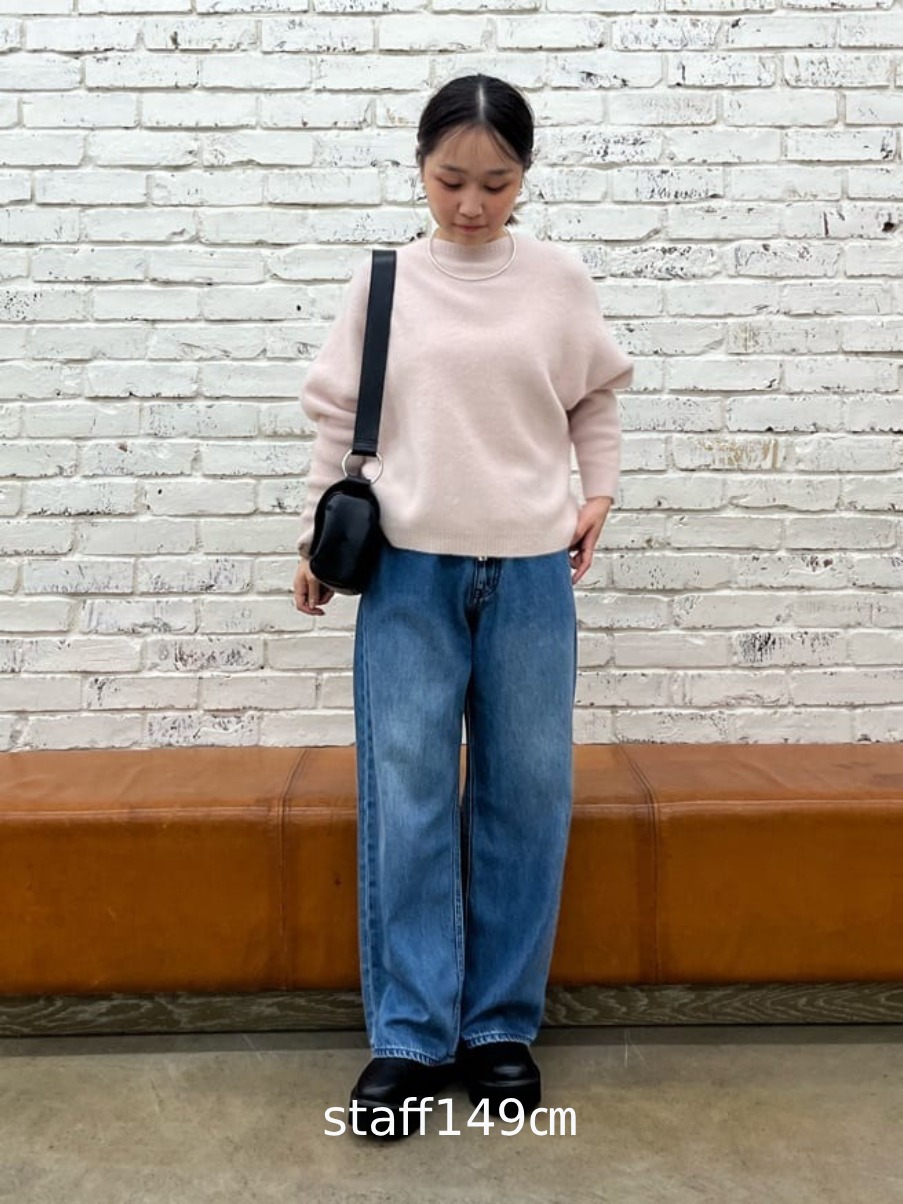 149cm ウェーブ イエベ春
 
【トップス】
大人気ニットの新色登場。以前より首空きが小さくなり、小柄な方もより着やすいデザインになりました。
丈感もコンパクトなのでボトムを選ばず合わせていただけます。
ボタンを前にしてカーディガンとしても着用できる着回し抜群アイテムです。

【パンツ】着用サイズ:0
柔らかく滑らかな肌触りではきやすく、デニム特有の硬さや厚みを感じません。
ウエストにドロストがついているのでハイウエストにして絞ったり、ローウエストにしたり好みのウエスト位置で着用していただけます。
149cmの私はハイウエストで着用して床にちょうど着くくらいの丈でしたので（9．10枚目参照）、スニーカーやブーツなどで合わせるのがちょうど良かったです。

【シューズ】
やわらかいレザーで馴染みがよく、厚底ですが見た目以上に軽くてはきやすいです。
筒の長さは低身長でも違和感なく、
脚長に見せてくれるスタイルアップブーツです。
サイズは普段通りで良さそうです。