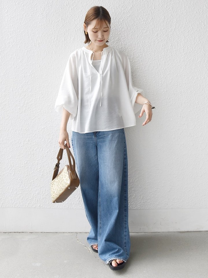 身長:164cm / 普段サイズ：38・MEDIUM / 体型：細身（骨格ウェーブ）
肩幅:なで肩・狭め / パーソナルカラー：イエベ春
Instagram：@nagashi_ships

【着用レビュー 】
着用アイテム：ブラウス / 着用サイズ：ONE SIZE

■着丈：ヒップに少しかかる丈です。
■サイズ感：全体的にゆったりとしています。
■素材感：やわらかくてサラッとした素材感です。
■着心地：生地がやわらかくて軽いので、とても着心地が良いです。程よいシアー感です。

着用アイテム：デニム / 着用サイズ：S

■ウエスト：程よくゆとりがありました。後ろのベルトで調整が可能です。
■ヒップ：ヒップラインは気になりませんでした。
■レングス：かかと下までの長め丈です。
■着心地：程よい肉感のやわかいデニムです。シルエットがきれいです。