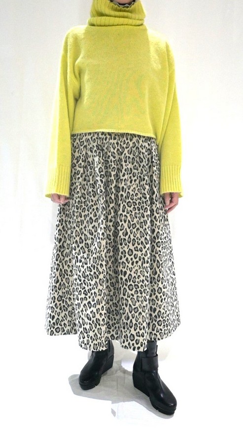 ファッションディレクター岡本敬子さんとHarrissのコラボアイテムを使用したコーディネート