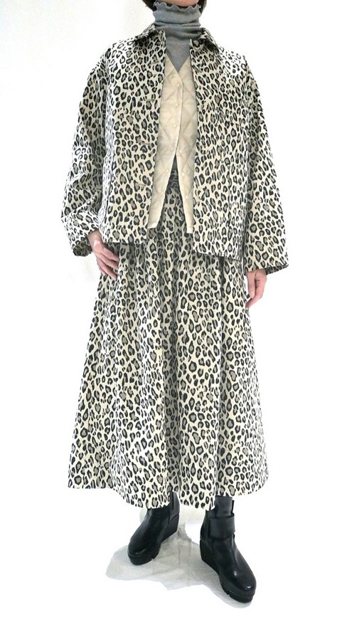 ファッションディレクター岡本敬子さんとHarrissのコラボアイテムを使用したコーディネート