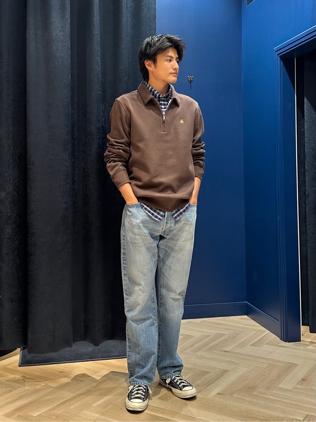 今年は、襟付きのハーフジップスウェットが登場しました。
シャツやTシャツの上の重ね着をするだけで様になる1着です。
もう少し寒くなってきたらダウンやコートなどといったアウターと合わせてもかっこいいと思います。
※掲載商品以外は私物です。

スタッフ身長：180cm