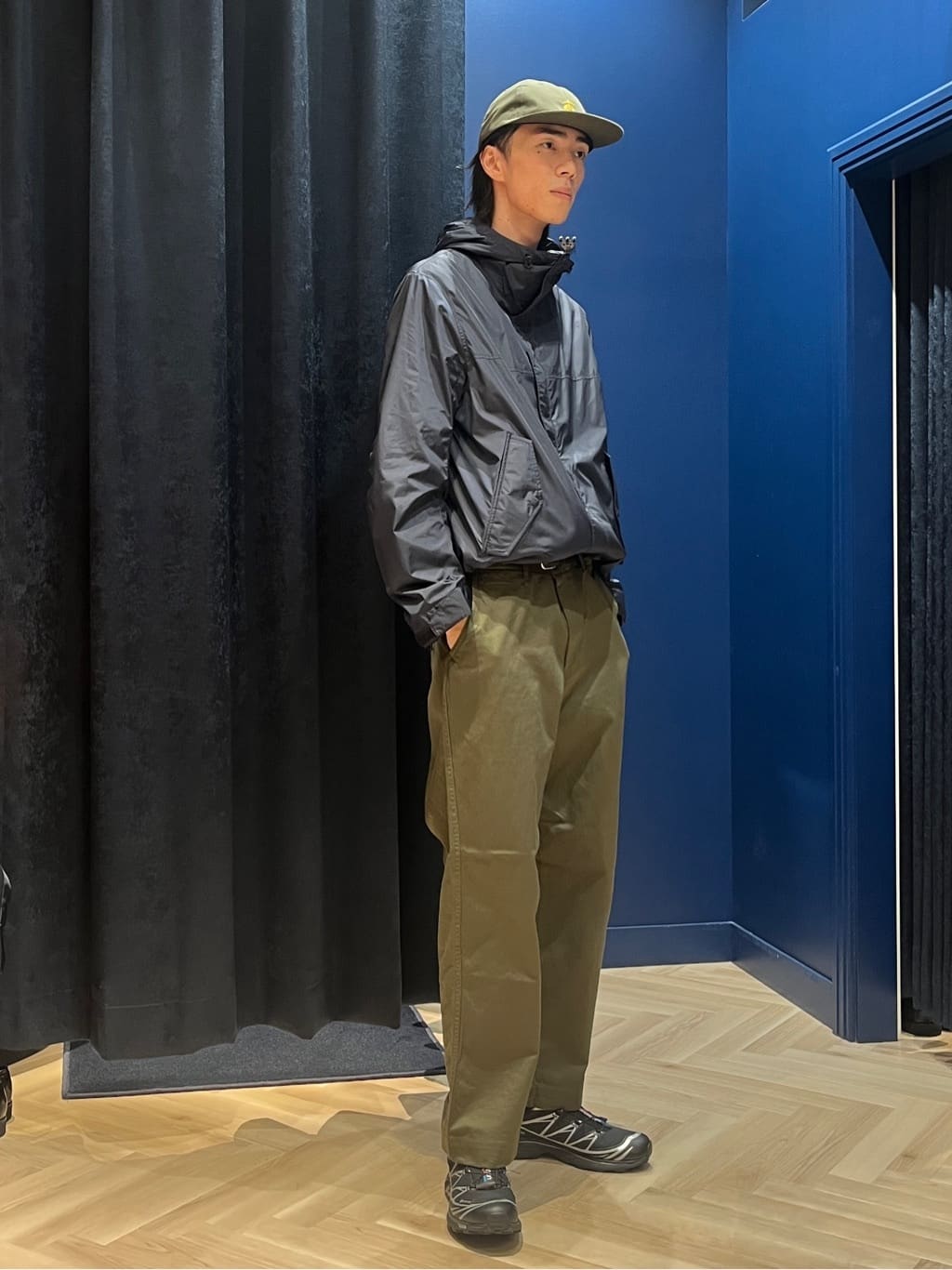 ネイビーのウィンドブレーカーは裾を絞れるので、遊びの効いた着方もできます。
撥水加工もされているため、機能面も◎です！
色味も落ち着いているので年齢問わずお召しいただけます！
※掲載品以外は私物です。
スタッフ身長：186cm