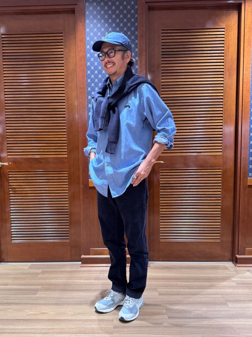 オンラインストア限定のボタンダウンシャツにモックネックセーターを肩掛けし、ボトムスもネイビーのコーデュロイパンツで合わせたワントーンコーディネートスタイルに。
デニムシャツは発色の良いブルーが印象的で、ジャケットやブレザーのインナーとしても活躍間違い無しです。
ベースボールキャップは2色使いのカラーリングがポイント。落ち着いたカラーなので色々なコーディネートにプラスしてお楽しみください。
※掲載商品以外は私物です。
スタッフ身長：175cm