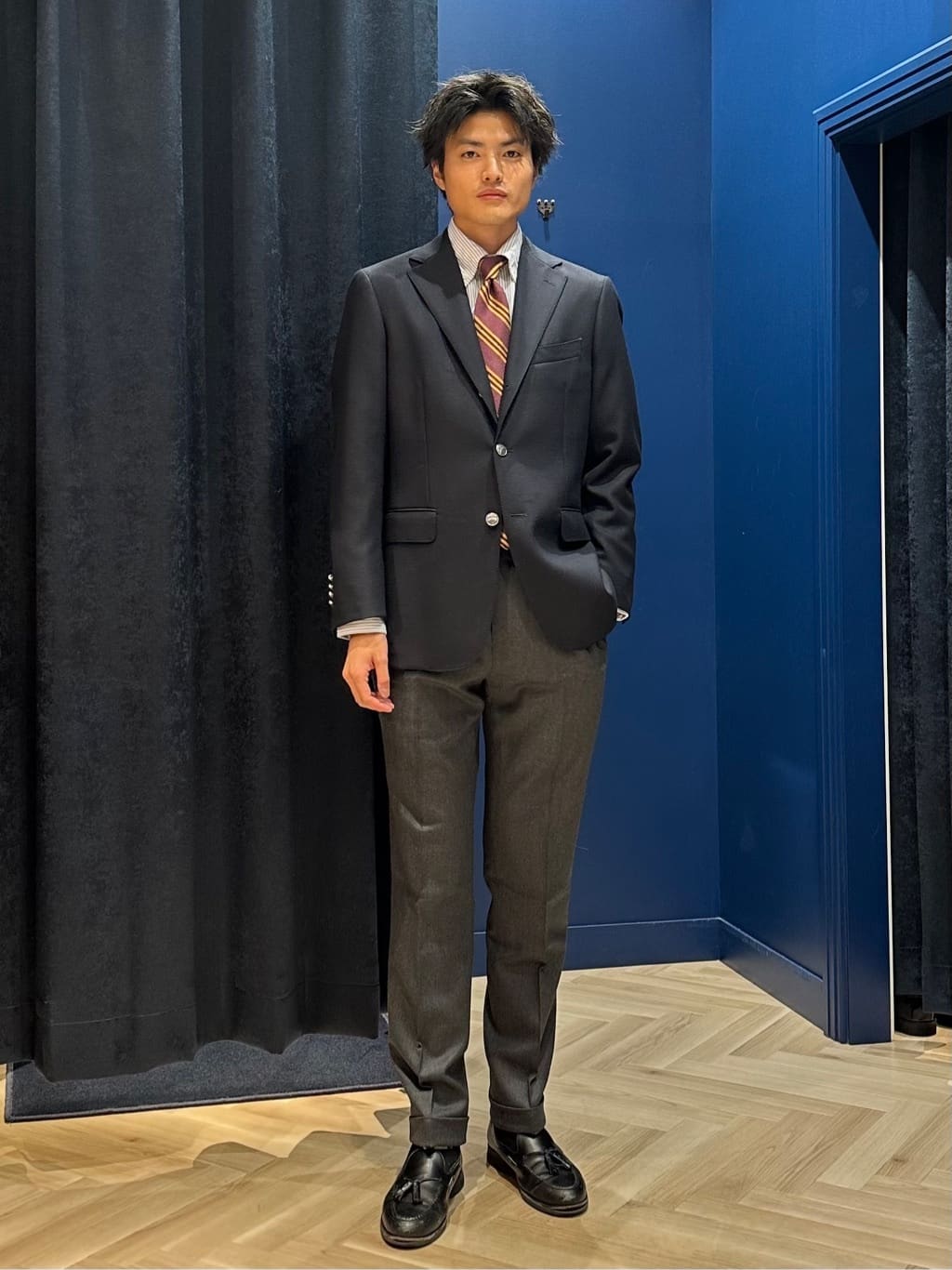 しっかりとした生地感でありながら、しなやかさや程よい光沢感のあるアメリカンメリノウールを使用しているため、着用した時にその上質さを感じることができます。
TOKYO FIT を採用し、シルバーボタンにする事で、オンオフどちらでも使用可能な1着です。

今回は、シンプルかつ定番のブレザースタイルにしたかったため、これからの季節に使えるサキソニーのスラックスにNo.1ストライプのタイを合わせました。
※掲載商品以外は私物です。
スタッフ身長：180cm