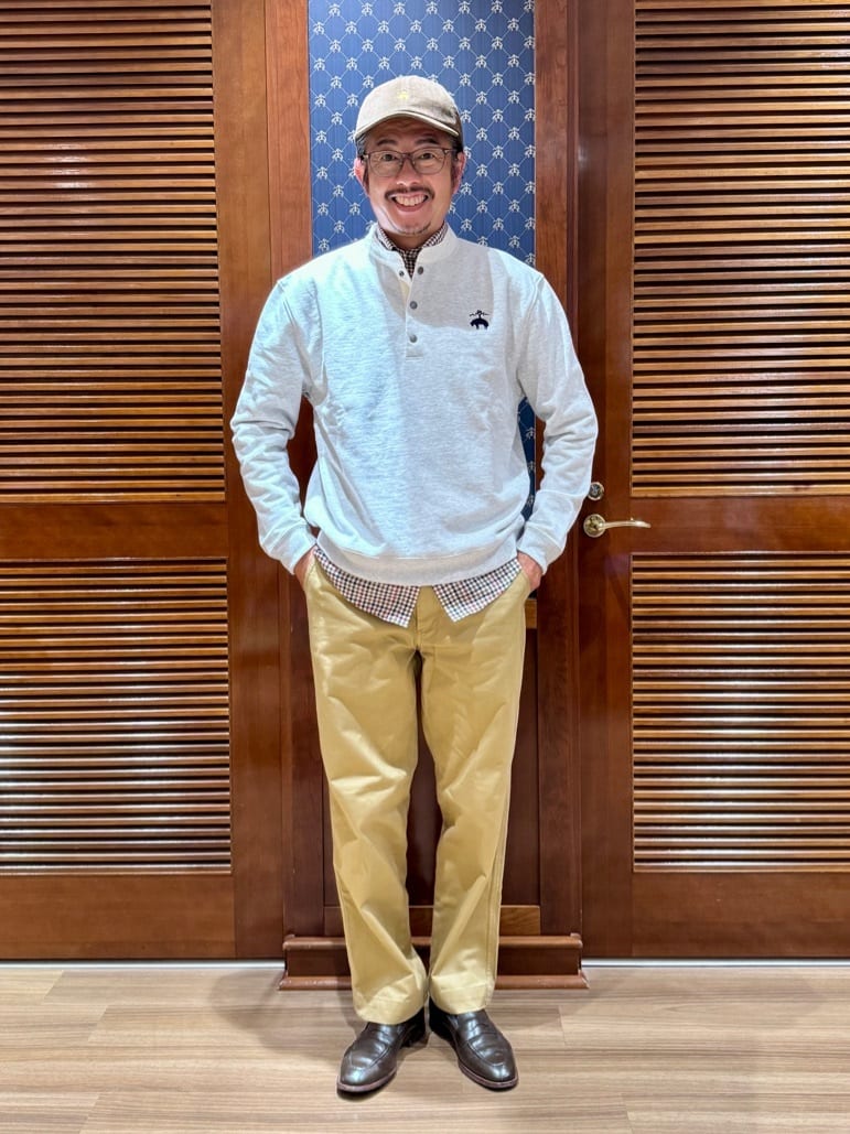 オンライン限定のスウェットシャツはサラッとした肌触りのフレンチテリーを使用、ハーフボタンがポイントです。
シャツ以外にもTシャツとのレイヤードもお勧めです。
掲載商品以外は私物です。
スタッフ身長：175cm