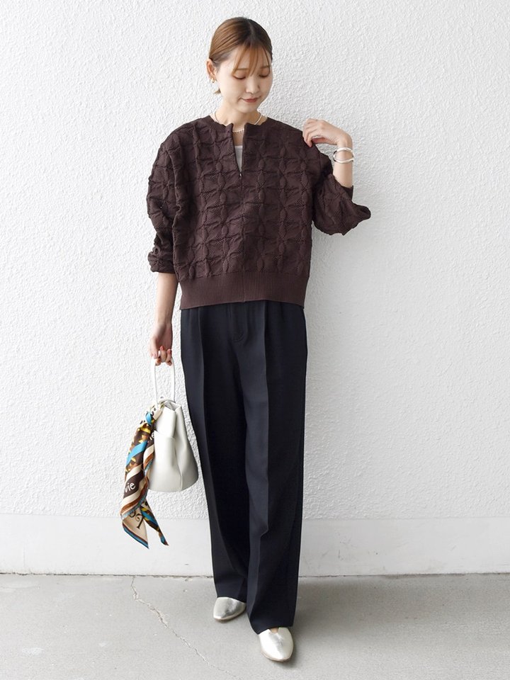 身長:164cm / 普段サイズ：38・MEDIUM / 体型：細身（骨格ウェーブ）
肩幅:なで肩・狭め / パーソナルカラー：イエベ春
Instagram：@nagashi_ships

【着用レビュー 】
着用アイテム：ニット / 着用サイズ：ONE SIZE

■着丈：ヒップに少しかかるくらいの丈です。
■サイズ感：全体的にゆったりとしています。
■袖丈：手の甲にかかるくらいの丈です。
■素材感：サラッとしたポリエステル糸ニットです。
■着心地：伸縮性がありとても着やすいです。ハーフジップなのでレイヤードスタイルもおすすめです◎


着用アイテム：パンツ / 着用サイズ：38

■ウエスト：程よくゆとりがありました。
■ヒップ：ヒップラインは気になりませんでした。
■レングス：かかとくらいまでの丈です。
■素材感：ドライタッチでシワになりづらい素材感です。
■着心地：すっきりしたシルエットですが、穿き心地はゆったりしています。
ウエストの後ろにゴムが入っているので楽な穿き心地です。