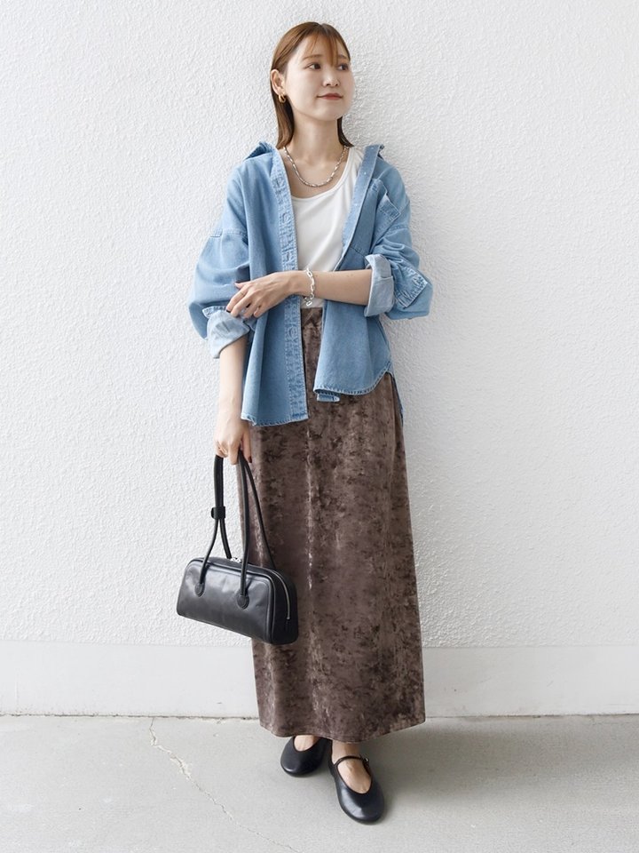 身長:164cm / 普段サイズ：38・MEDIUM / 体型：細身（骨格ウェーブ）
肩幅:なで肩・狭め / パーソナルカラー：イエベ春
Instagram：@nagashi_ships

【着用レビュー 】
着用アイテム：シャツ / 着用サイズ：38

■着丈：ヒップが隠れる丈です。
■サイズ感：全体的にゆったりとしています。
■素材感：程よい肉感のやわらかいデニムです。
■着心地：やわらかめの生地感で羽織でも1枚着としても着方をアレンジしやすい1枚です。

着用アイテム：スカート / 着用サイズ：ONESIZE

■ウエスト：程よくゆとりがありました。
■ヒップ：ヒップラインは気になりませんでした。
■レングス：くるぶしにかかるくらいの丈です。
■着心地：落ち感のあるやわらかい素材で穿き心地がいいです。ウエストゴムでストレスフリーです。