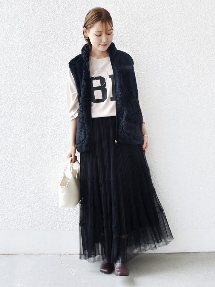 身長:164cm / 普段サイズ：38・MEDIUM / 体型：細身（骨格ウェーブ）
肩幅:なで肩・狭め / パーソナルカラー：イエベ春
Instagram：@nagashi_ships

【着用レビュー 】
着用アイテム：ベスト/ 着用サイズ：ONE SIZE

■着丈：ヒップが隠れるくらいの丈です。
■サイズ感：全体的にゆとりがあります。
■素材感：ふわっと長めの毛足が可愛いフリースです。
■着心地：とても軽くて着やすく、防寒性もしっかりあります。

着用アイテム：スカート / 着用サイズ：ONESIZE

■ウエスト：ほどよくゆとりがありました。ウエストはゴム仕様です。
■ヒップ：ヒップラインは気になりませんでした。
■レングス：くるぶしが隠れるくらいの丈です。
■素材感：落ち感のあるチュールでボリュームが出すぎず穿きやすいです。
■着心地：ウエストがゴムなのでとても楽な穿き心地です。