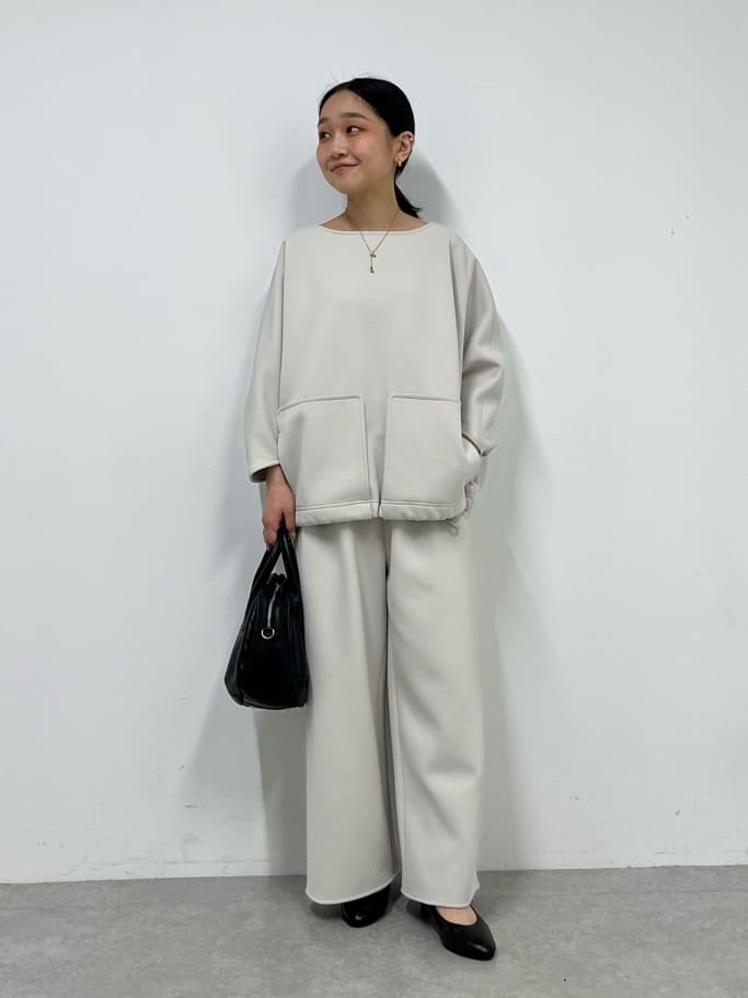 149cm ウェーブ イエベ春
 
【トップス】
ゆったりしたシルエットですが裾はドロストコードで絞れるデザインなので低身長でもバランスが取りやすいです。
袖丈も手に掛からない長さでした◎
ハリのある素材で高見えし、セットアップ着用もおすすめです。

【パンツ】着用サイズ:0
トップスと同素材のワイドパンツ。ウエストリブ仕様で楽な履き心地です。ハリがある素材なので体の線を拾いません。
ライトグレーは白ボトムに抵抗がある方にもおすすめしたいです。