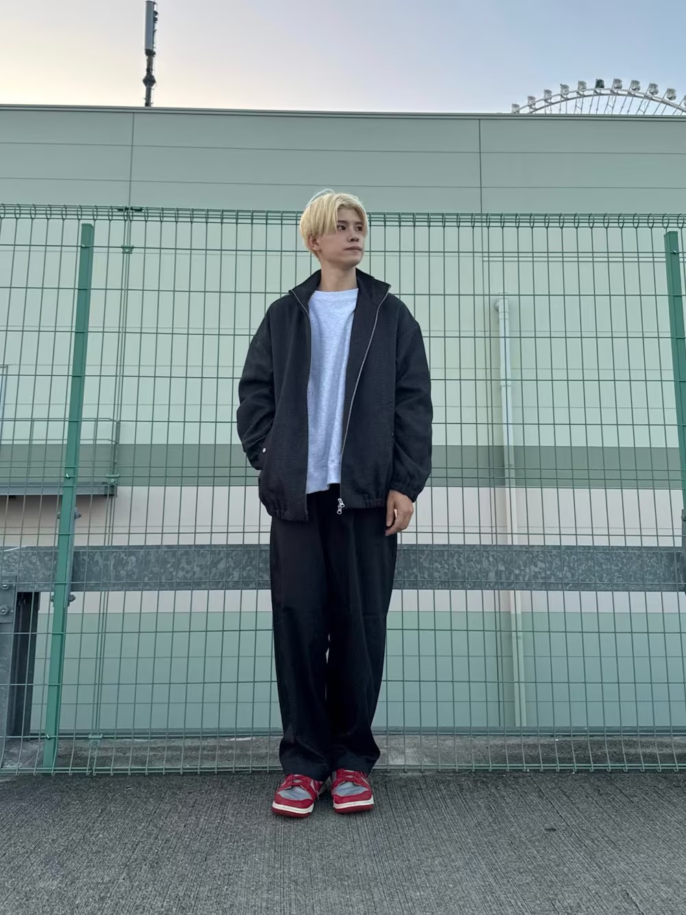 【アウター】
サイズ1を着用。
身幅がしっかりとあるシルエットとなってます。
裏地にキュプラを使用しており肌触りも良いです！