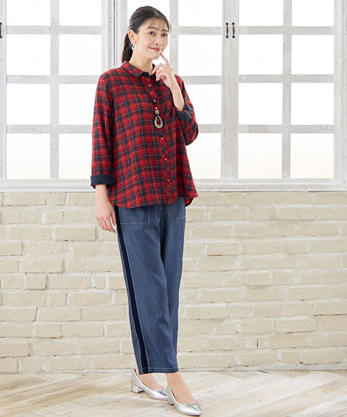 【大きいサイズ】秋に着たくなるチェック柄のシャツ。サイドラインが効いたデニムパンツと合わせた大人カジュアルな着こなしです。