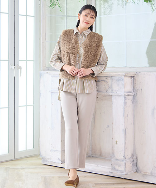 【大きいサイズ】ストライプシャツにファーベストを合わせたベージュのワントーンコーディネート。淡い色使いで好印象が叶います。