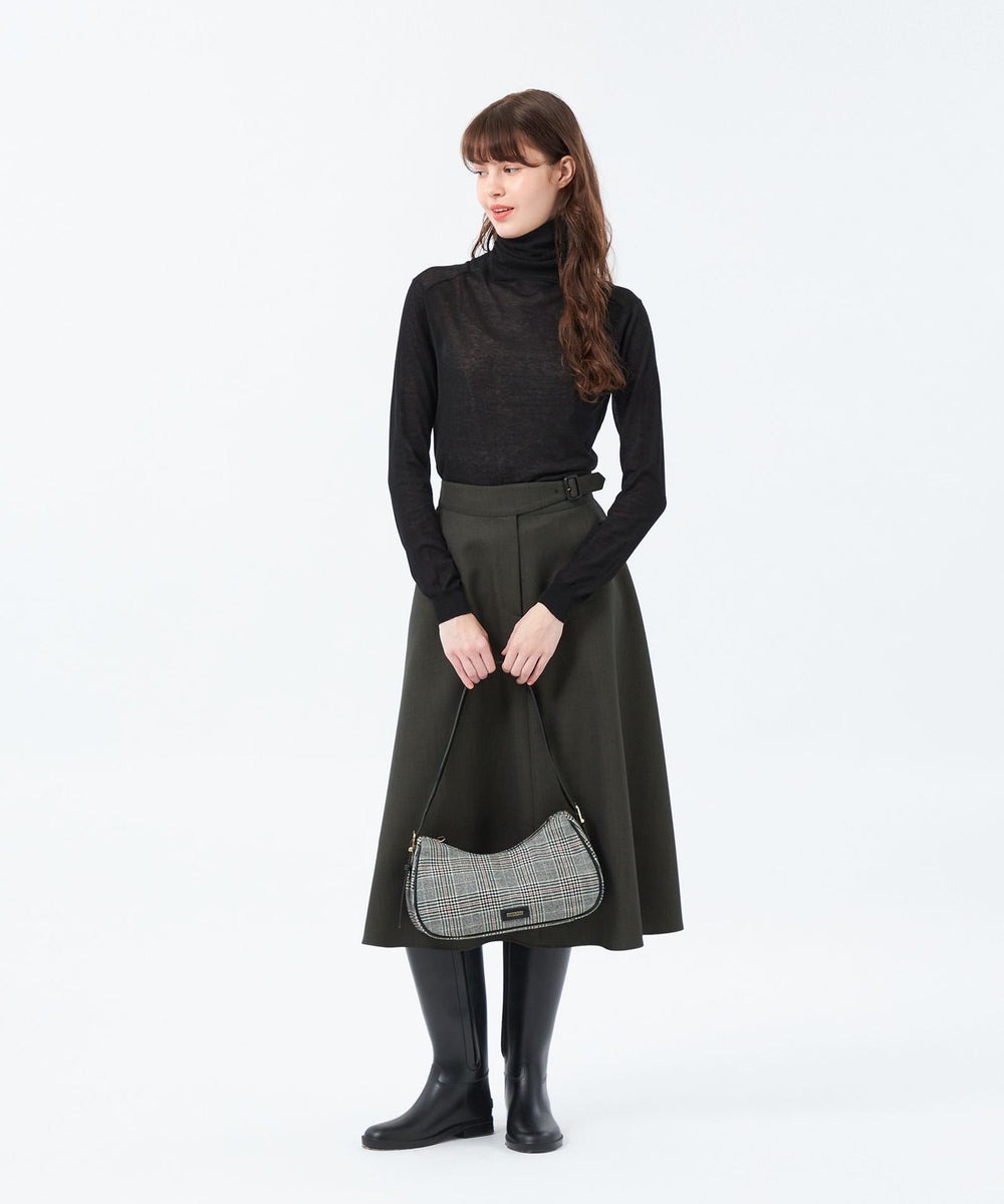 【ニット】柔らかく程よい落ち感もある素材感なので、体のラインを拾いすぎずにフィットしてくれます。薄手で使い勝手が良く、秋は一枚着としてヘルシーに着こなしたり、冬～春はニットやシャツのインナーとしても。【スカート】適度なはりとふくらみを合わせ持つ素材で上品なフレアシルエットを実現。