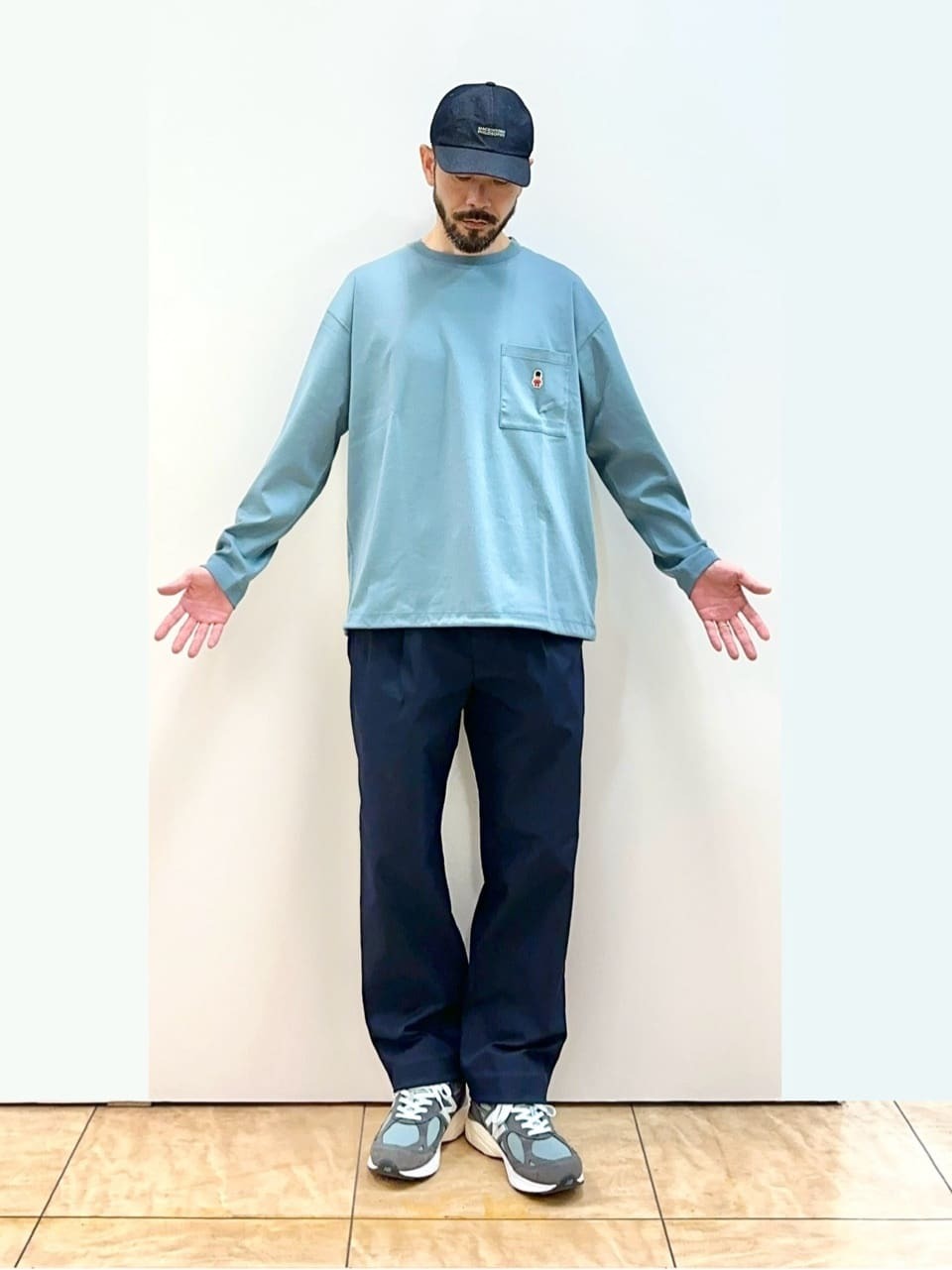 フェードしたような明度を抑えたサックスブルーが冬のインナーにも使えそうなカラー。ベージュボトムだとカジュアルに拍車がかかってしまうので、綺麗めな印象もキープしたい理由もありネイビーを合わせてます。足元はホワイトスニーカーもお勧めです。【モデル身長：172cm】