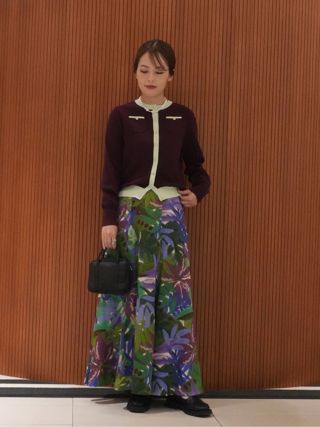 身長164㎝　〈CABaN〉コットンカシミヤ バイカラークルーネックカーディガン
カシミヤブレンドの糸を使用し総針編みで伸縮性が良く、ソフトタッチで滑らかな質感に編み上げたシリーズ。
定番のポケットカーディガンをエレガントかつトラッドな雰囲気にアレンジ。
襟やポケットの配色を効かせた〈CABaN〉ならではの遊び心とクラシックを掛け合わせた一品。
パンツにもスカートにもコーディネートしやすい絶妙な丈バランスも魅力です。
