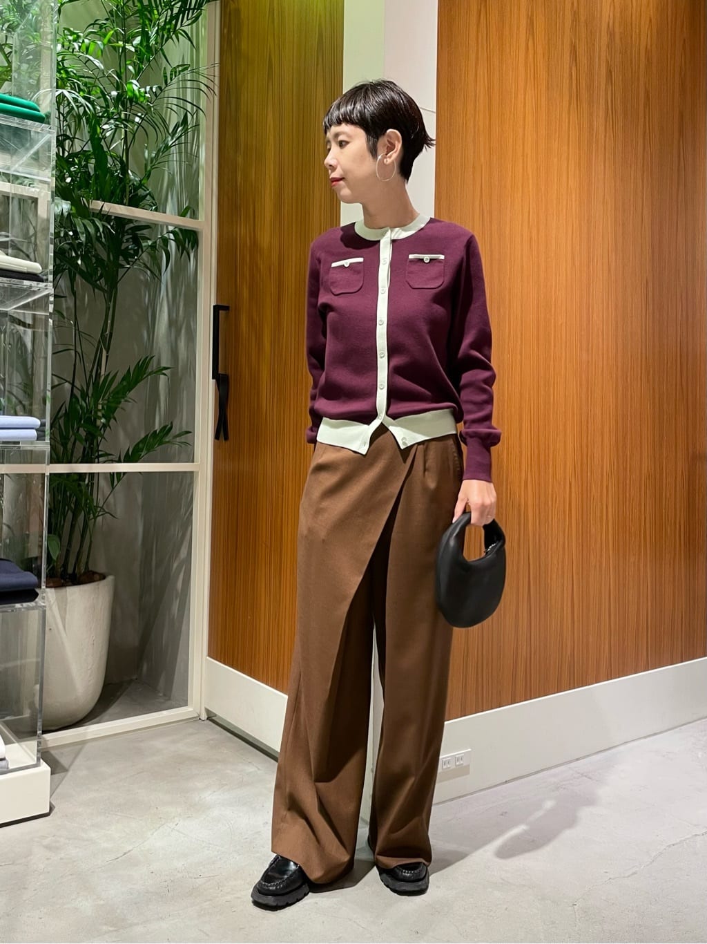 身長160㎝　CABaNのコットンカシミヤ バイカラークルーネックカーディガンは、上質なカシミヤブレンド糸を用いた総針編みで、抜群の伸縮性とソフトな触り心地を実現。
軽やかで滑らかな質感は、肌触りの良さと快適な着心地を兼ね備え、様々なシーンで活躍します。
